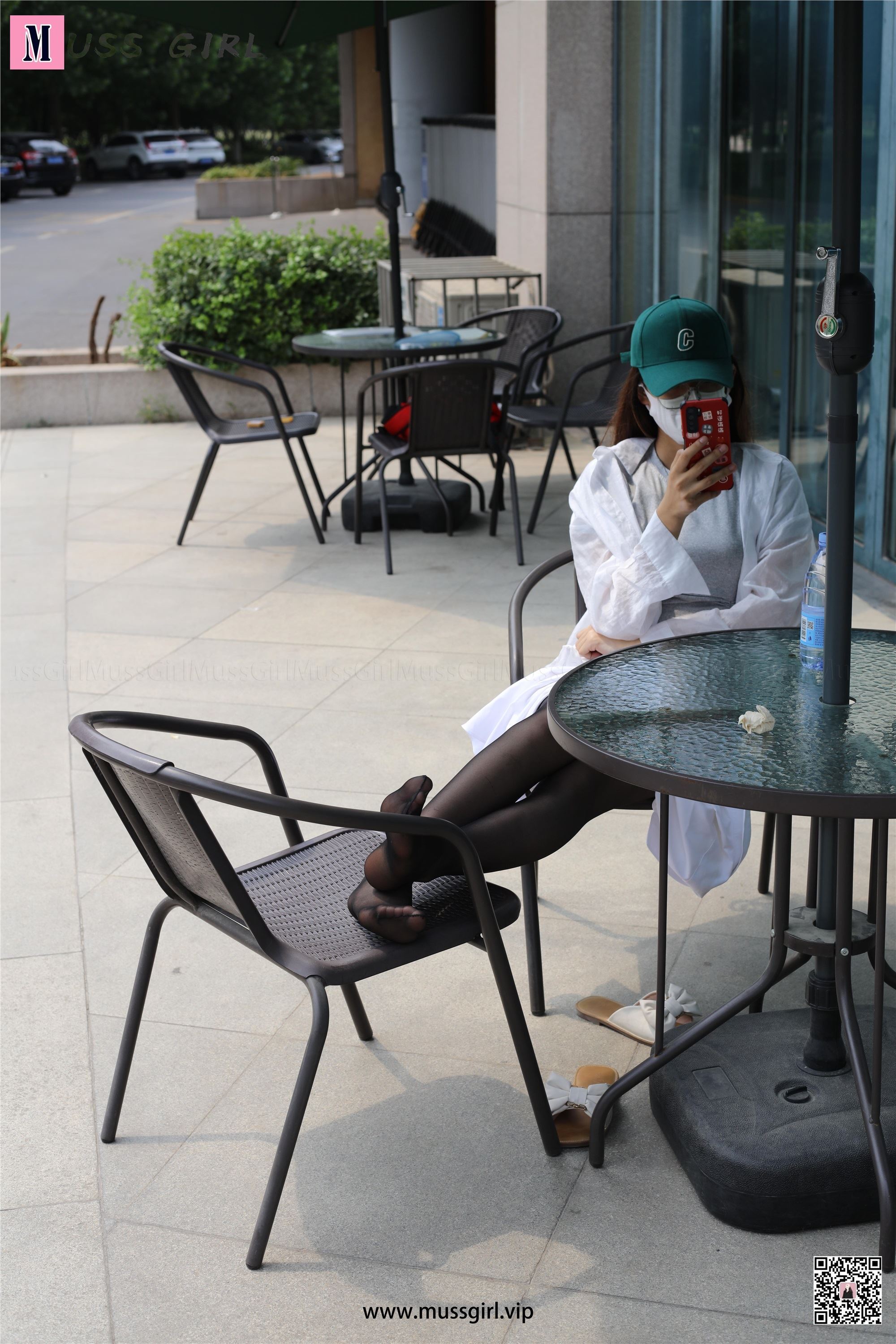 MussGirl慕丝女郎  NO.217 咖啡厅门前的热裤黑丝